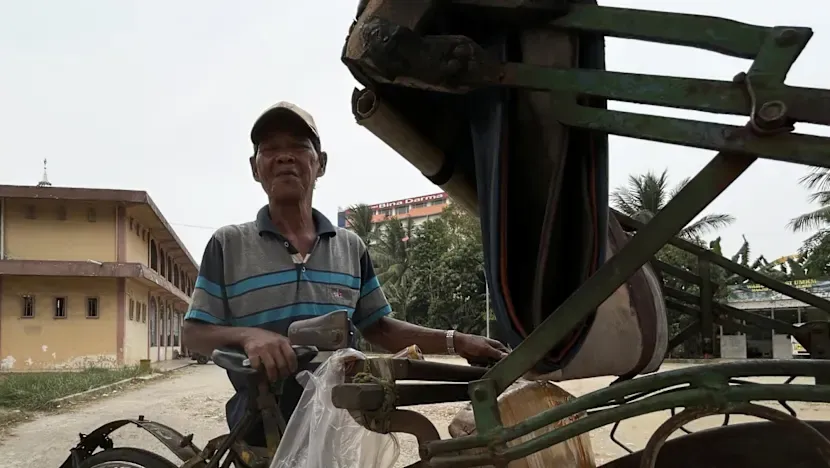 Sadece bekleyip umut edebilirim: Sumatra'da sis geçim kaynaklarını vurdu, işçiler sağlıksız havada çalışıyor