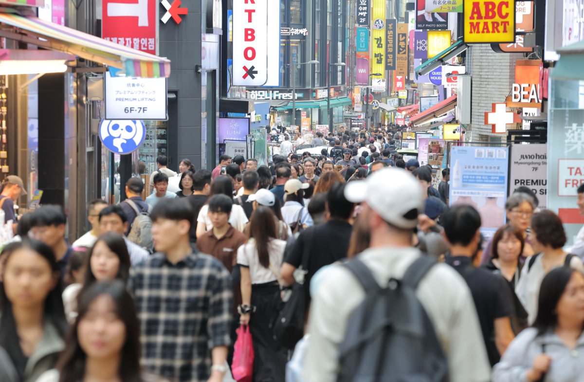Myeong-dong, Kore'nin turist alışveriş merkezi olarak liderliğini sürdürüyor