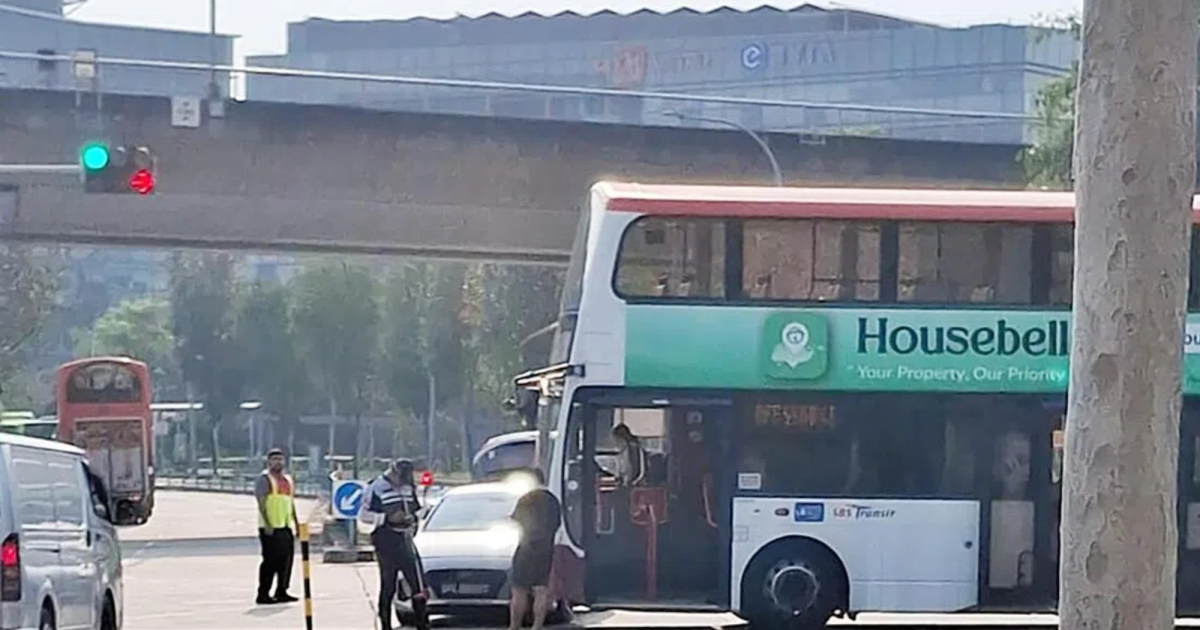 Tampines'te otobüs ve otomobil çarpıştı, 6 yaşındaki kız yaralandı