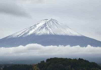 Yamanashi prefektörlüğü Mt. Fuji'de sezon dışı helikopter kurtarmalarına ücret getirmeyi planlıyor