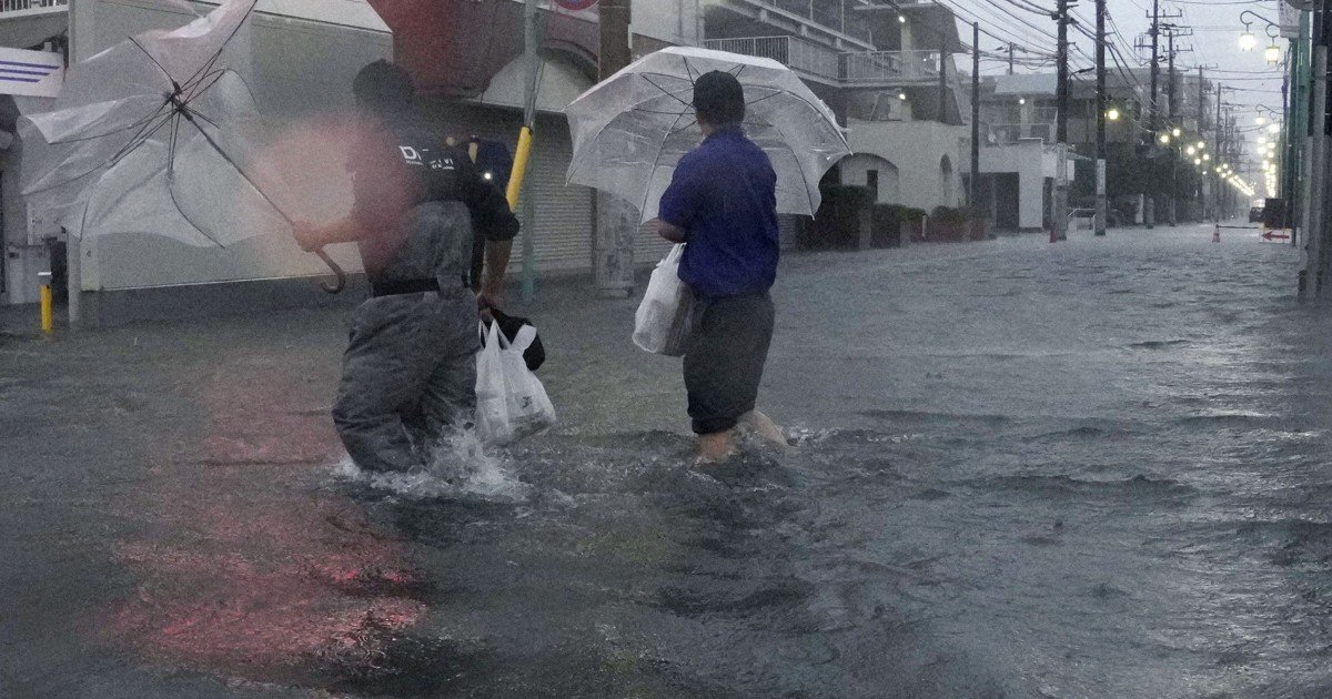 Doğu kıyılarına yaklaşan tayfun Tokyo bölgesine şiddetli yağmur getirdi, 2 ölü