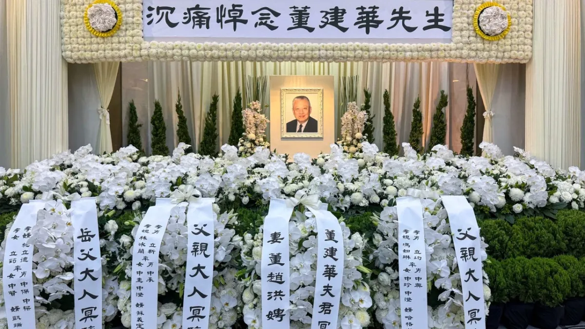 Tung Chee-hwa, Hong Kong'un ilk lideri devlet töreniyle uğurlanıyor