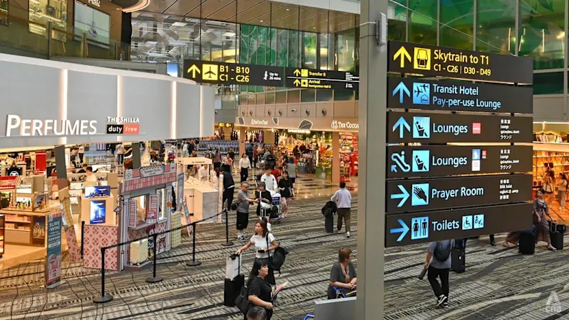 Changi Havalimanı'ndan yaklaşık 5.000 Singapur doları değerinde eşya çaldıkları iddiasıyla Özbek anne-oğul çifti gözaltına alındı