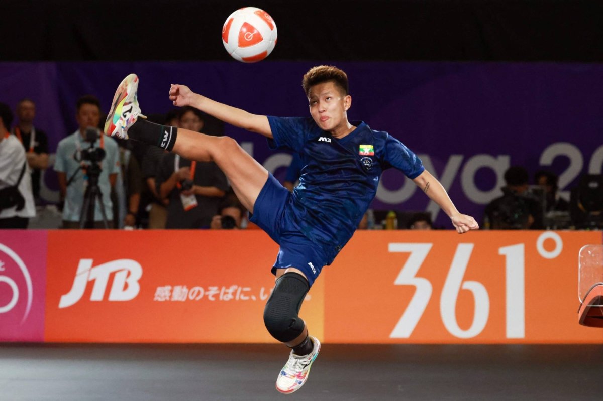 Myanmar Asya Oyunları'nda ilk teqball altınını kazandı, İspanya efsanesi Carles Puyol izledi