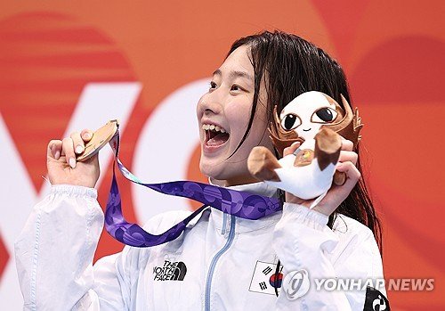 Genç yüzücü Kim Seung-won Asya Oyunları'nda kadınlar 50 metre sırtüstünde bronz madalya kazandı
