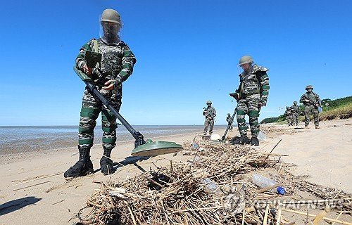 Kurmay Başkanı Jin Yong-sung, şüpheli DMZ mayın patlaması yerinde incelemesi öncesi birlik ziyaretinde