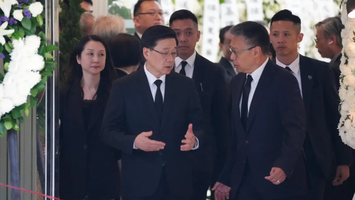 Hong Kong lideri John Lee, Tung Chee-hwa için düzenlenen nöbet eylemine katıldı