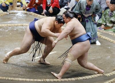 Yokozuna Onosato sağlam galibiyet aldı, zirvedeki güreşçiler yenilgisiz devam etti