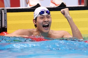 Kim Young-beom erkekler 50 metre serbest stilde rekor süreyle altın kazandı