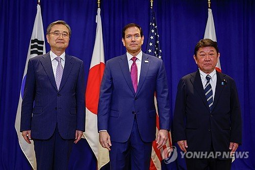 Güney Kore, ABD ve Japonya'nın en üst düzey diplomatları Kuzey Kore'nin nükleer silahsızlanmasını yineledi, diyaloğa çağırdı