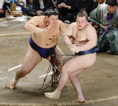 Sumo: Onosato Aonishiki'yi ezerek bir yıl aradan sonra ilk şampiyonluğunu kazandı
