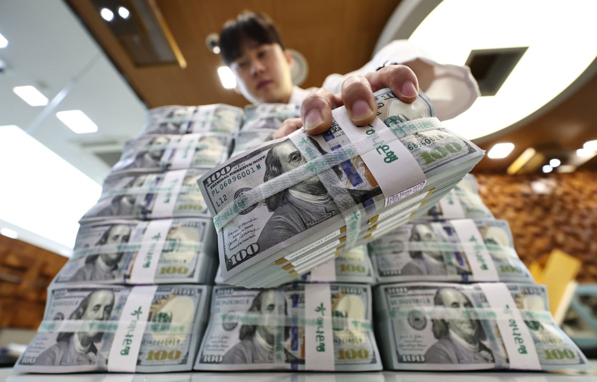 Won dolar karşısında keskin zayıfladı, yeniden 1.400'e yaklaştı
