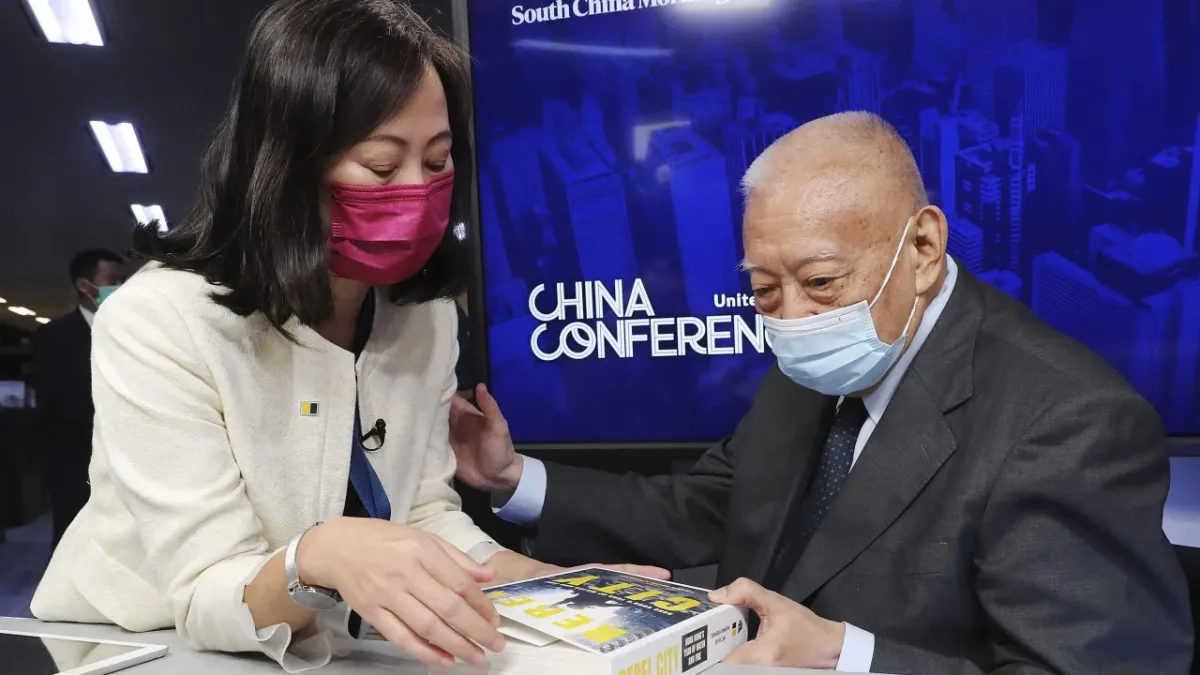 Duvarların üzerinden köprüler kuran adam: SCMP'den Tammy Tam, Tung Chee-hwa üzerine