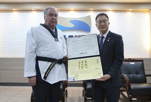 Tacikistan Cumhurbaşkanı Rahmon'a onursal taekwondo siyah kuşak takdim edildi