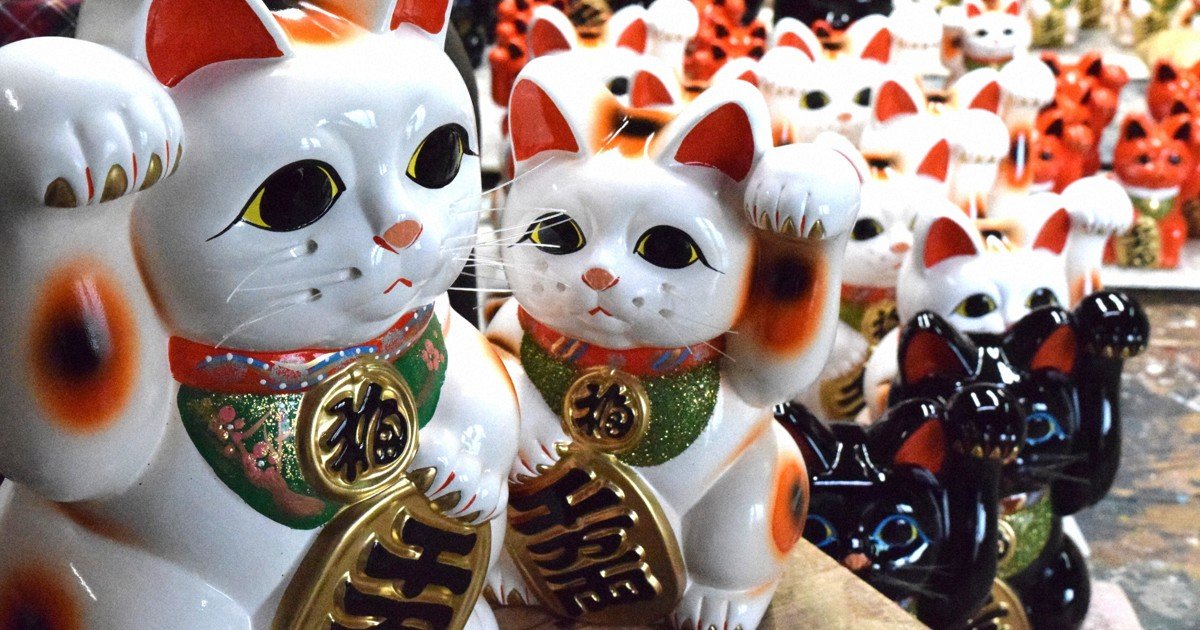 Japonya'da büyük gözlü 'çağıran kedi' seramiğinin ustası dünyaya şans getiriyor