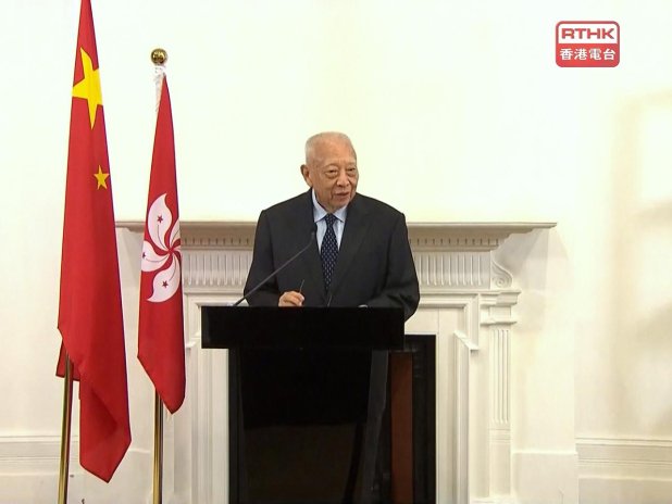 Tung Chee-hwa'ya Hong Kong'a katkılarından dolayı övgü