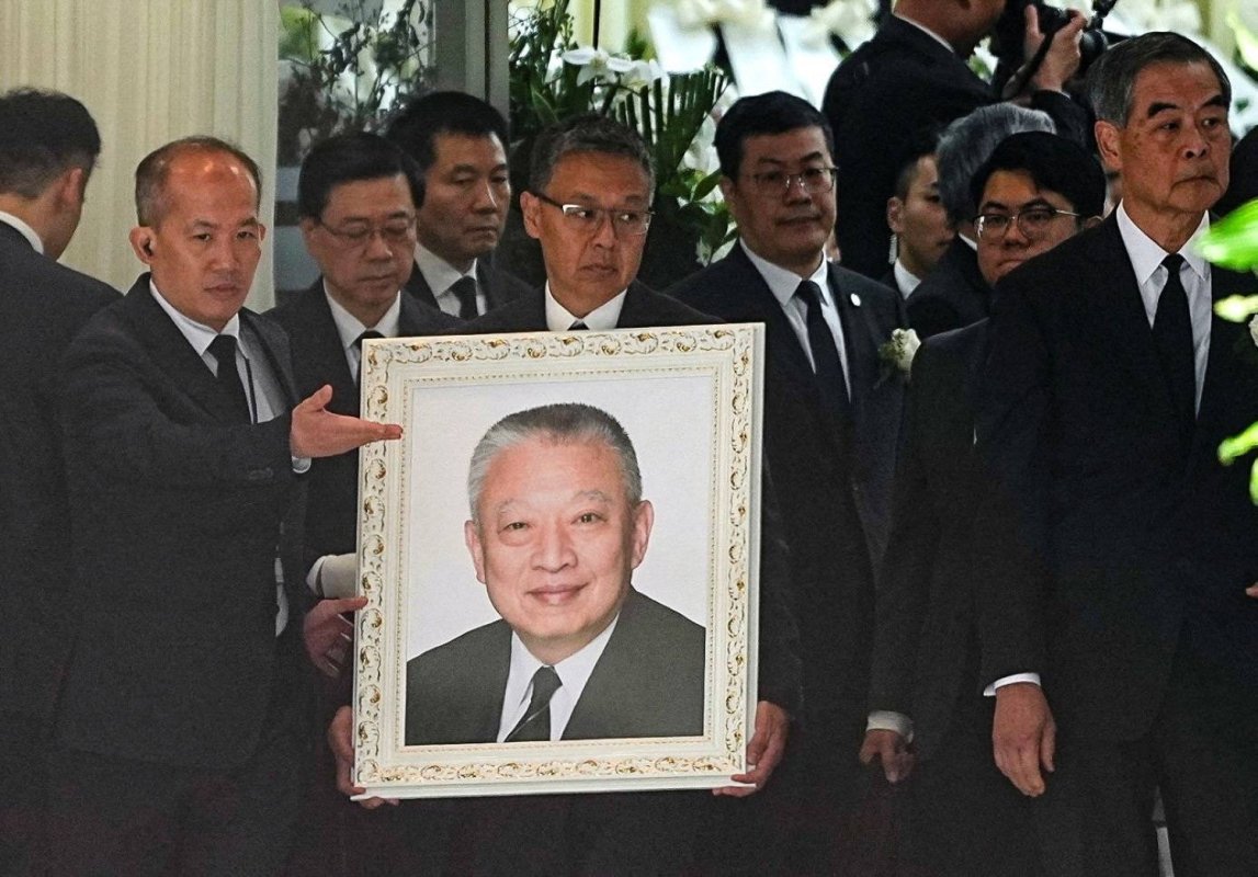 Hong Kong eski lider Tung Chee-hwa'ya son saygısını gösterdi