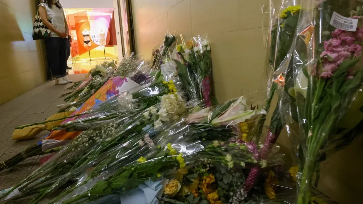 Alışveriş merkezinde iki kişiyi bıçaklayarak öldüren Hong Kong'lu adam için psikiyatri servisinde süresiz kalma
