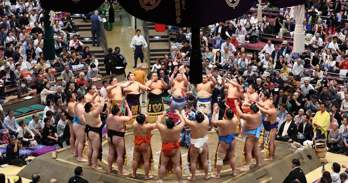 Sumo: Onosato iki galibiyet farkını korudu, Aonishiki en yakın rakipler arasında