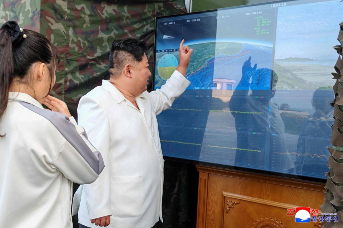 Kuzey Kore lideri Kim 'yeni' silahı övdü, hipersonik füze olduğu düşünülüyor