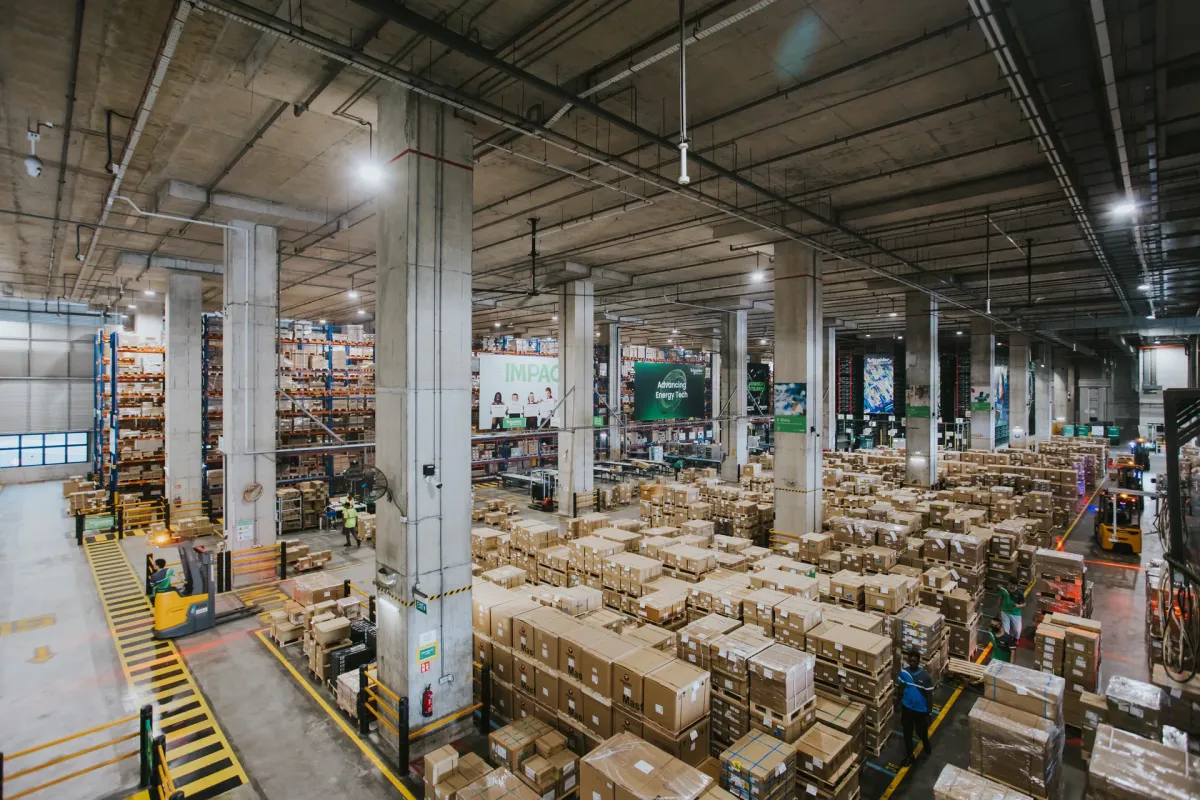 Schneider Electric S$25 milyon harcayarak Tuas lojistik merkezini otomatikleştiriyor, çalışanları yeniden yetiştiriyor