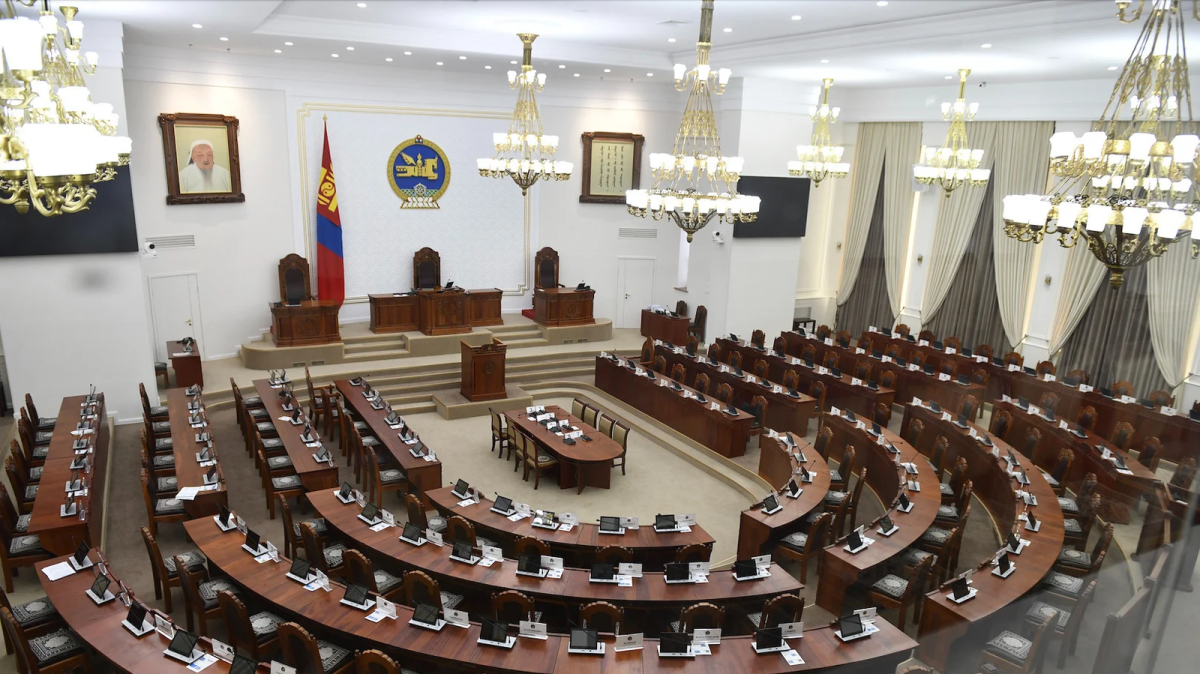 Moğolistan'ın iktidar partisi meclis çoğunluğuna rağmen bütçeyi neden geçiremiyor