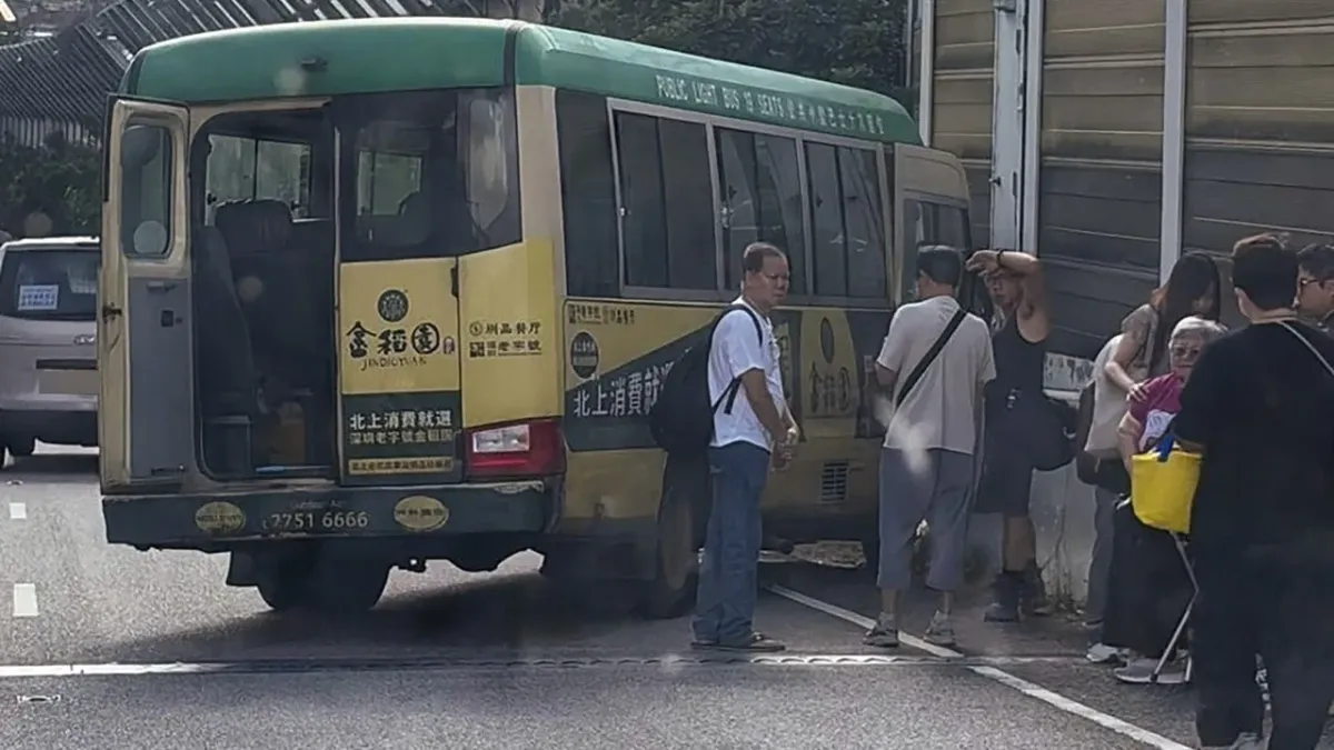 Sabah yoğun saatinde Hong Kong otoyolunda minibüs kamyona çarptı: 17 yaralı