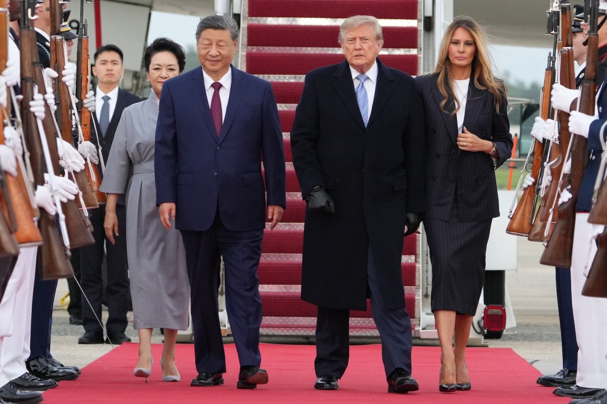 Xi Washington'a geldi, Trump'tan nadir uçak kenarı karşılamasıyla devlet ziyareti başladı