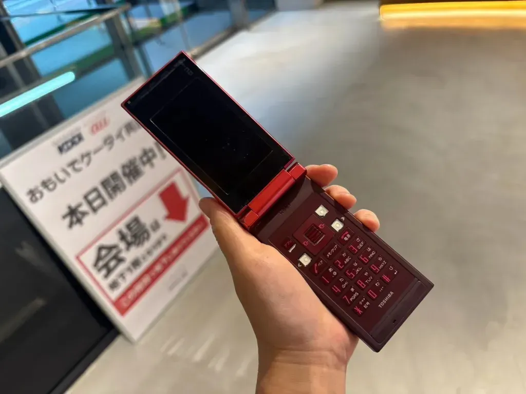 Japonya'da Cell Phone Memory Restart etkinliği kullanıcıları eski fotoğraflarla ve geçmiş benlikleriyle yeniden buluşturuyor