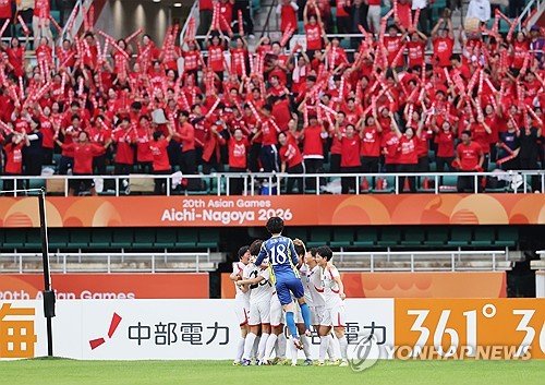 Asya Oyunları'nda Koreler arası kadın futbol maçında kuzey koreli taraftarlar atmosferi domine etti