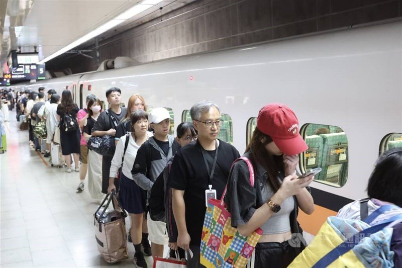 THSR uzun hafta sonunda rekor yolcu sayısına ulaştı, aşırı kalabalık yaşandı