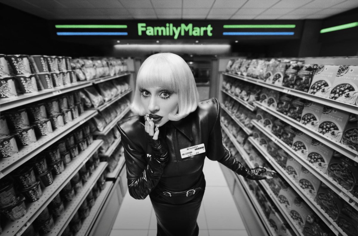 FamilyMart personel açığını kapatmak için Lady Gaga ile anlaştı