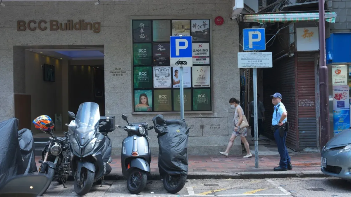 Hong Kong polisi binanın önünde ölü bulunan adamın ardından kadın arıyor
