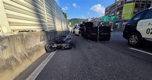 Taipei'de Dazhi Köprüsü'nde çakıl kamyonunun çarptığı motosikletli öldü