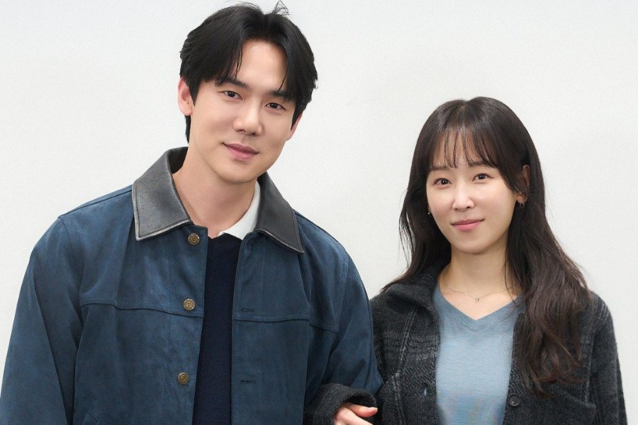 Yoo Yeon Seok ve Seo Hyun Jin'in dizisi "The Perfect Lie" prömiyer tarihini onayladı, senaryo okumasından görüntüler geldi