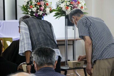 Osaka'da yaşlılar yalnız vedayı engelliyor
