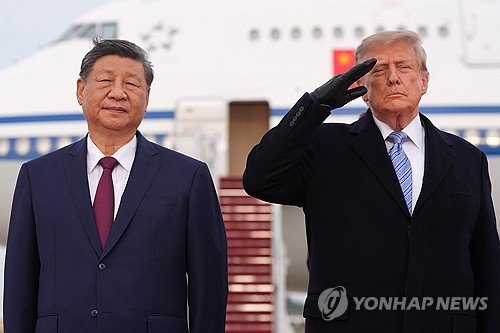 Trump Xi'ye yüksek riskli zirve öncesi askeri üste nadir karşılama yaptı