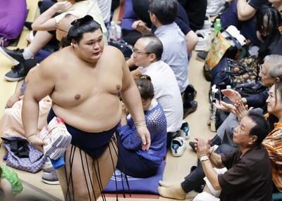 Fujinokawa Aonishiki'yi şaşırttı, Kirishima da sürpriz yenilgi aldı