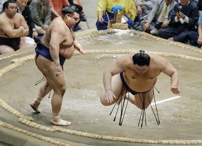Sumo: Yokozuna Onosato ilk yenilgisini aldı, ozeki Kotozakura yenilgisiz devam ediyor