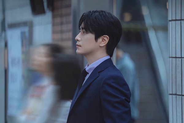 Lee Jun Hyuk, “The Ordinary Jackpot”ta Piyangoyu Kazandıktan Sonra İşe Yeni Bir Rahatlıkla Gidiyor