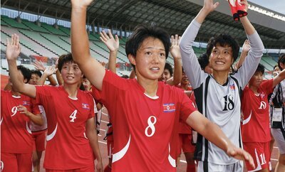 Japonya'da yaşayan iki Koreli Kuzey Kore heyetini Asya Oyunları'nda temsil ediyor