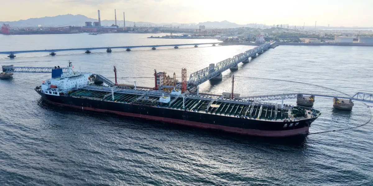 Hormuz gerilimi fiyatları yükseltirken Çin petrol piyasasına geri dönüyor