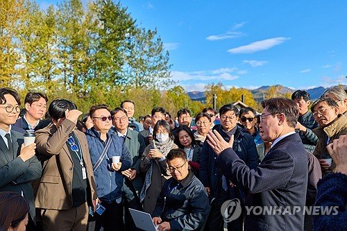 Lee Alaska'da Seul yolunda gazetecilerle kahve toplantısı yaptı