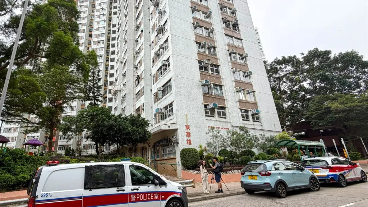 Polis, Hong Kong'daki kamu konutunda ölü bulunan iki erkekle ilgili soruşturma açtı