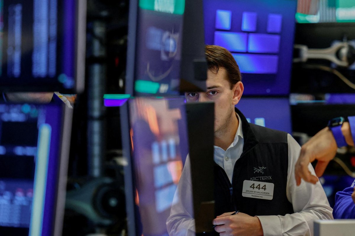 Wall Street karışık seyrederken referans Hazine getirileri yüzde 5'i gördü, petrolde ara verildi