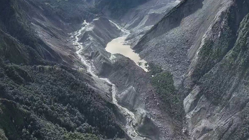 Çin-Nepal sınırındaki ölümcül heyelan çamur kaymasında yüzlerce kişi hâlâ kayıp