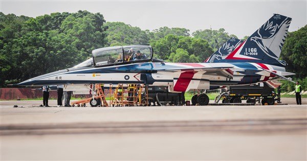 Tayvan 66 Brave Eagle gelişmiş jet eğitim uçağının üretimini tamamladı