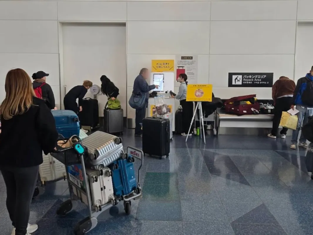 Haneda ve Narita havalimanlarında bagajda yer açan yeni giysi sıkıştırma makineleri