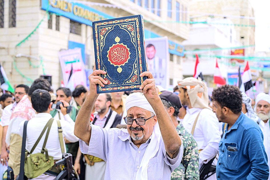 Riyad yakınlarında hava saldırısı alarmından sonra havalimanı çevresinde duman yükseldi