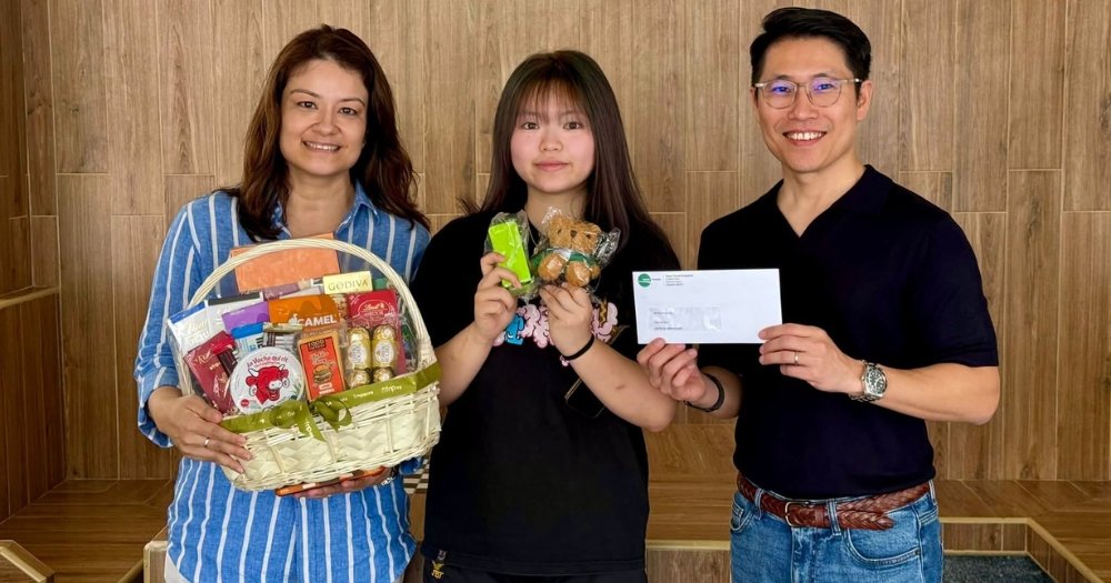 Ngee Ann Poly öğrencisi baygın kalan otobüs kaptanına yardım etti, yolcudan el frenini çekmesini istedi ve ambulans çağırdı